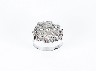 Sortija antigua en oro blanco 18 K con un limpio y blanco diamante central, talla brillante, en 