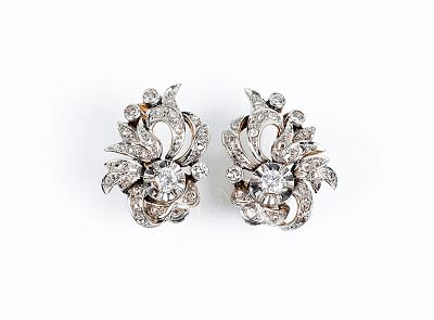 Bellos pendientes vintage de época, en montura de oro rosa 18 K, con un limpio y blanco 