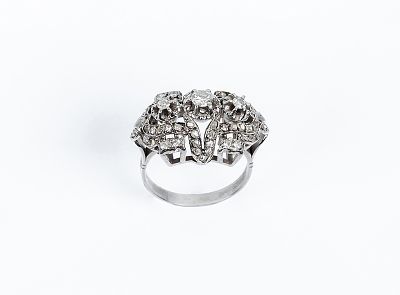 Sortija vintage en oro blanco 18 K, con motivo en cúpula oval, calado, con tres centros con 