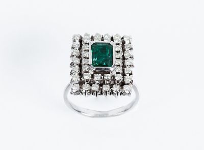 Sortija vintage en sólida montura de oro blanco 18 K, con motivo rosetón rectangular formado 