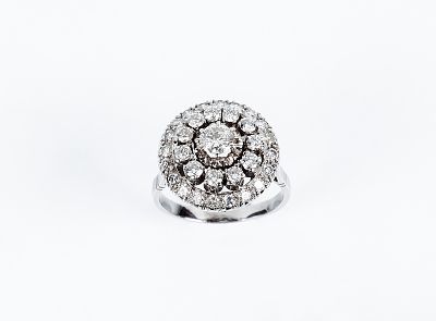 Sortija rosetón en sólida montura de platino u oro blanco 18 K, con un blanco diamante central 