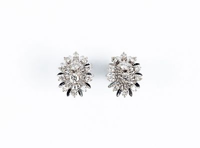 Pendientes vintage en oro blanco 18 K, formando un rosetón oval, calado, con tres centros y 