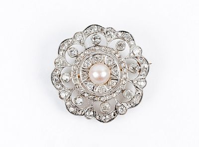 Bello alfiler vintage en montura de oro amarillo 18 K, con diseño rosetón calado, con perla 