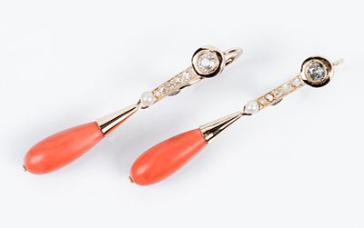 Bonitos pendientes largos antiguos con un diamante, talla 'cojín', en chatón, barrita en filla 