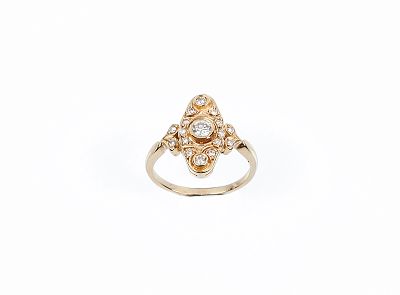 Delicada sortija lanzadera vintage en oro amarillo 18 K, con un limpio y blanco diamante talla 
