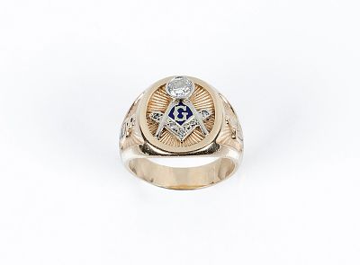 Sortija tipo 'sello' en montura maciza de oro amarillo 18 K, con símbolos y caracteres 