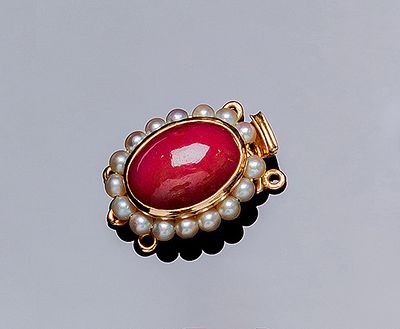 Cierre para collar de 3 vueltas, en oro amarillo, con un cabuchón central de ágata, orlada de 