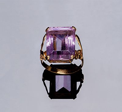 Sortija vintage en oro amarillo 18 K, con piedra rosa central, talla esmeralda, en garras 