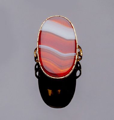 Sortija lanzadera vintage, en oro amarillo 18 K, con placa oval de ágata veteada, en bandas 