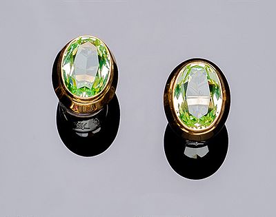 Pendientes vintage en oro amarillo 18 K, con piedra verde oval, en chatón. Presiones de 