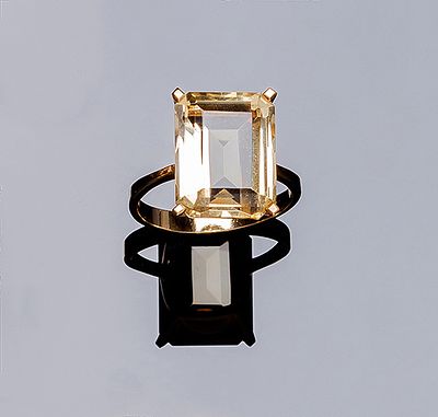 Sortija vintage en oro amarillo 18 K, con un cuarzo citrino rectangular, en garras. Nº anillero: 19.
