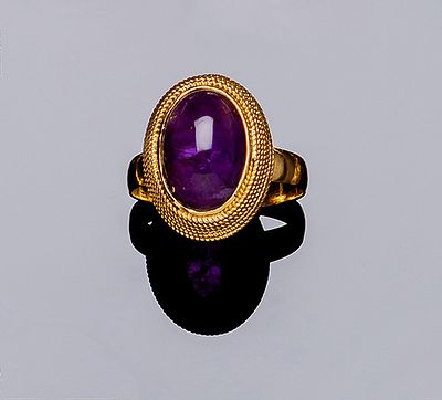 Sortija vintage en oro amarillo 18 K con cabujón de amatista oval y orla en cordoncillo. Nº 