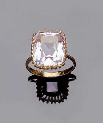 Sortija vintage en oro amarillo 18 K con piedra rosa rectangular, en garras. Nº anillero: 16.