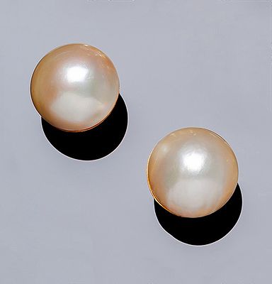 Pendientes vintage en oro amarillo 18 K con grandes perlas japonesas mabe de 18,5 mm. Presiones 