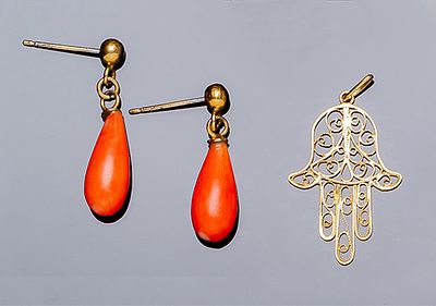 Lote de joyas de oro 18 K: colgante con motivo de 'Mano de Fátima' en filigrana calada (28 mm.) 