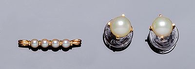 Lote de joyas en oro amarillo 18 K: pendientes con perla cultivada (7 mm.), en garras, e 