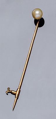 Alfiler vintage de pañuelo en oro amarillo 18 K, con perla cultivada de 8 mm. Se acompaña de 