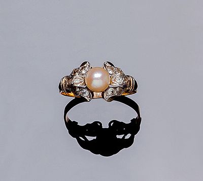 Sortija vintage, en montura calada de oro amarillo 18 K, con una perlita cultivada de 5,5 mm 