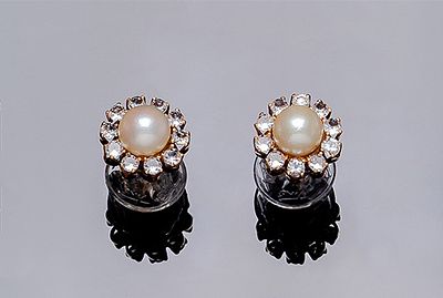 Pendientes vintage en montura de oro amarillo 18 K, con perla cultivada japonesa de 6,5 mm 