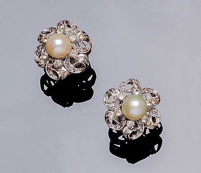Pendientes vintage en oro amarillo 18 K con motivo de flor, con perlita cultivada (7 mm.), y 