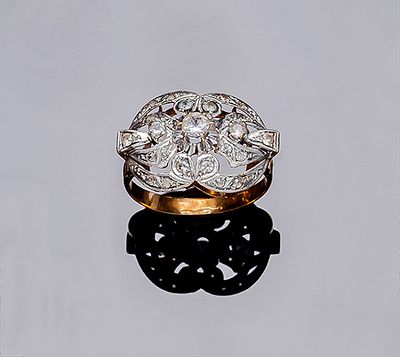 Sortija vintage en oro amarillo 18 K, con centro de circonita en garras de ilusión, sobre 