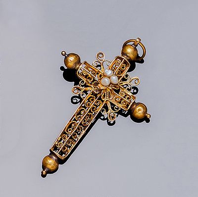 Cruz colgante antigua en oro amarillo 18 K, en filigrana con perlitas aljófar. S XIX. 45 x 30 mm.