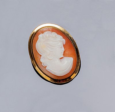 Colgante-alfiler vintage en oro amarillo 18 K, con camafeo tallado de dama neo-clásica. 29 x 18 mm.