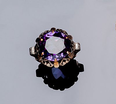 Sortija vintage en sólida montura de oro rosa 18 K con piedra amatista circular, en garras, y 