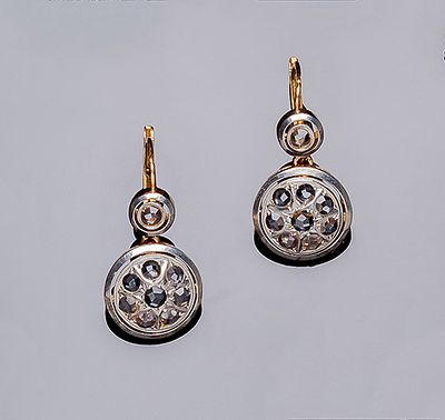 Bonitos pendientes vintage en oro amarillo 18 K, con zafiro blanco talla rosa, en chatón calado 