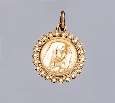 Medalla colgante vintage en oro rosa 18 K, con relieve de la Virgen y perímetro calado. 33 mm.