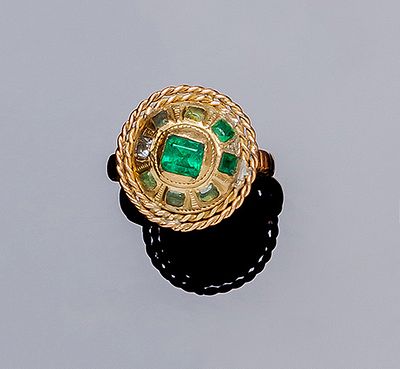 Sortija muy antigua en oro amarillo 18 K en rosetón con centro y orla de esmeraldas final en su 