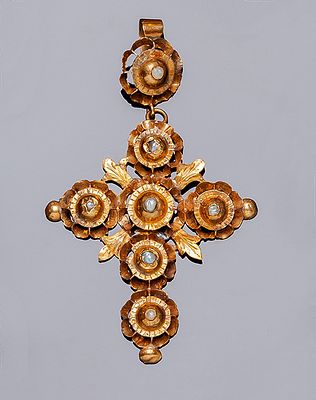 Cruz colgante antigua en oro rosa 18 K, formada por rosetones calados decorados con perlitas 
