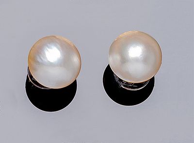 Pendientes en oro amarillo 18 K con perlas japonesas mabe de 15 mm. Presiones de plástico.