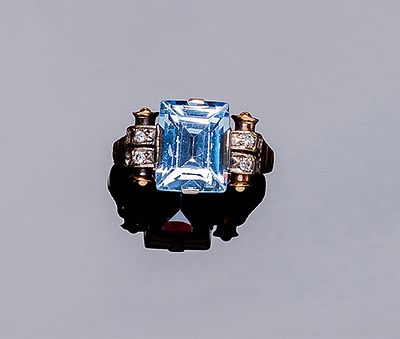 Sortija de época Chevalier, en montura de oro rosa 18 K, con piedra azul, talla esmeralda, en 