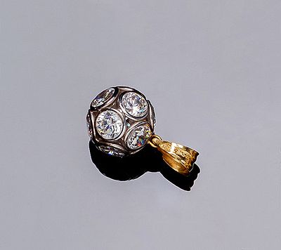 Colgante en oro blanco y amarillo 18 K, en forma de bola cuajada de circonitas, en chatón. 19 mm.