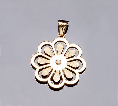 Colgante rosetón en montura calada de oro amarillo 18 K, mate y brillo, con una circonita en el 