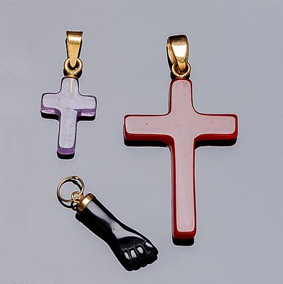 Lote de tres colgantes vintage en oro amarillo 18 K: dos cruces, en jaspe (39 mm.) y amatista 