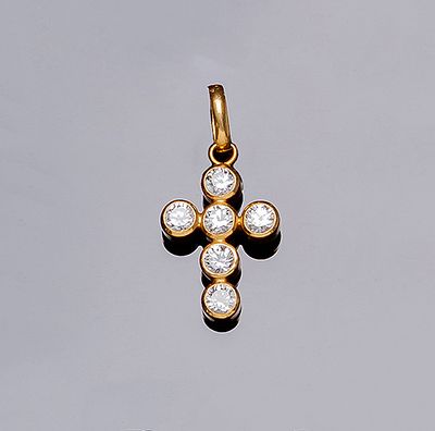 Cruz colgante en oro amarillo 18 K formada por filas de circonitas en chatón. 27 x 13 mm.