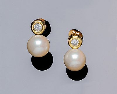 Pendientes 'tú y yo' en oro amarillo 18 K, con una perla cultivada (10 mm.) y circonita en 