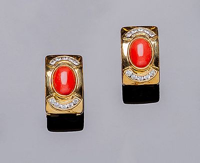 Pendientes en oro amarillo 18 K con cabuchones ovales de coral rojo orlados en bandas de 