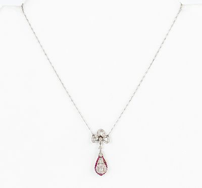 Bello colgante antiguo en platino y oro amarillo 18 K, con diamantes y cadenita de platino. Una 