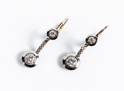 Pendientes antiguos, largos, en oro amarillo 18 K, formados por dos centros de limpios y 