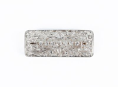 Delicado alfiler rectangular, antiguo, en oro amarillo 18 K, con motivo central en fila de 