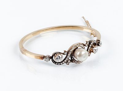 Brazalete esclavo antiguo en oro amarillo 18 Kcon perla central en pera barroca flanqueada de 