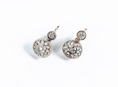 Bellos pendientes antiguos, en oro rosa 18 K y limpios y blancos diamantes, talla brillante 