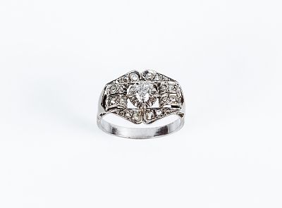 Sortija vintage en oro blanco 18 K, con un limpio y blanco diamante central, talla brillante 