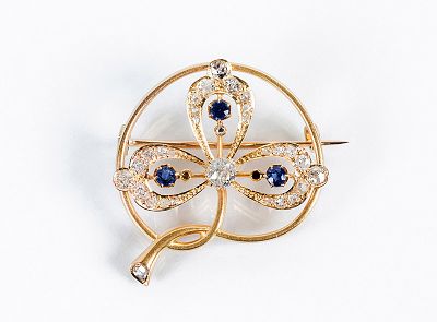 Bello alfiler de autor, &eacute;poca modernista, en s&oacute;lida montura de oro amarillo 18 K, con motivo de 