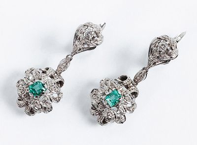 Pendientes antiguos, largos, en oro blanco 18 K, formados por dos cuerpos calados, en 