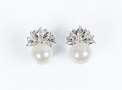 Pendientes vintage en oro blanco 18 K, con una perla mabe de 3/4 coronada por motivo de bandas 