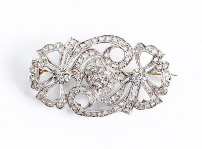 Elegante alfiler antiguo en oro blanco 18 K, con motivo de tres centros de limpios y blancos 